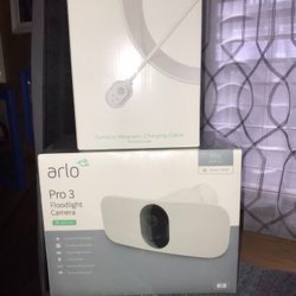 ARLO Floodlight Camera with outdoor charging cable - Picture 1 of 7